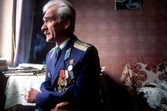 ΑΥΤΟΣ ο άντρας ΕΣΩΣΕ τον κόσμο πριν 30 χρόνια αλλά δεν τον ξέρει κανείς μας...