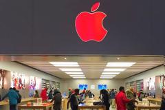 Το λογότυπο της Apple κοκκίνισε σε όλο τον κόσμο