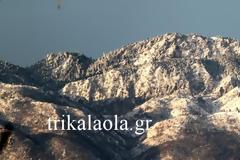 ΔΕΙΤΕ πως φαίνονται σήμερα οι χιονισμένες βουνοκορφές Τρικάλων και Καρδίτσας