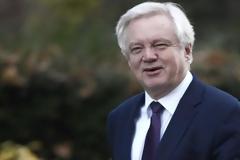 Ντέιβις: Η Βρετανία θα μπορούσε να εξετάσει το ενδεχόμενο κάποιας συνεισφοράς στην ΕΕ