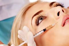 Κομμώτριες, αισθητικοί και γιατροί στο κύκλωμα με τις απομιμήσεις Botox και υαλουρονικών