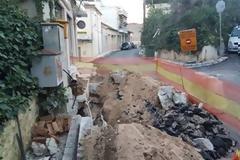 Σκάβουν και ξανασκάβουν για βλάβη του ΟΤΕ στα Εβραιομνήματα