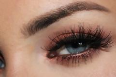 Όλη η αλήθεια για τα εξτένσιονς βλεφαρίδων. Μπορεί να προκαλέσουν μόλυνση και αλλεργία