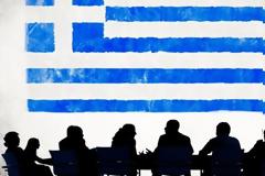 Πανάκριβο το επιχειρείν στην Ελλάδα! 200.000 επιχειρηματίες είπαν «αντίο» το 2015