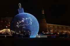 Η Μόσχα πρωτοπορεί: Αντί για δέντρο, στόλισε γιγαντιαία χριστουγεννιάτικη μπάλα