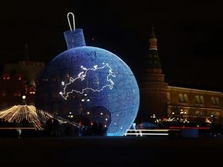 Φωτογραφία για Η Μόσχα πρωτοπορεί: Αντί για δέντρο, στόλισε γιγαντιαία χριστουγεννιάτικη μπάλα