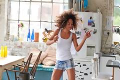 Υπάρχουν 5+1 πολύ διασκεδαστικοί τρόποι για να γυμναστείτε και τον χειμώνα χωρίς να κρυώνετε!