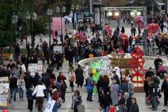 Πότε ξεκινάει το εορταστικό ωράριο των καταστημάτων