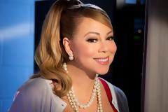 Πόσοι άνθρωποι χρειάζονται για να βάλουν ένα παπούτσι στην Μariah Carey;