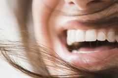 4 αποτελεσματικοί τρόποι για λευκότερα δόντια