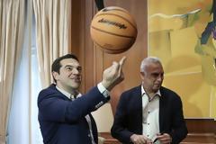 ΤΩΡΑ: Σαμπάνιες στο Μαξίμου μετά την απόφαση του Eurogroup για το χρέος