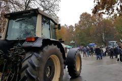 Βγήκαν τα τρακτέρ στην πλατεία των Τρικάλων