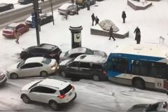 Απίστευτη καραμπόλα λόγω πάγου!