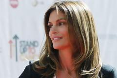 Η Cindy Crawford έγινε Barbie και είναι ό,τι πιο ωραίο έχουμε δει