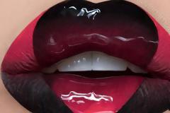 Στα μαχαίρια για τα «χείλη που στάζουν»