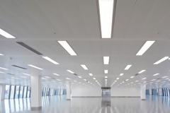 Χωρίς προδιαγραφές στο φωτισμό δημόσιων κτιρίων 