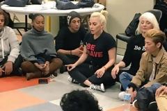 Lady Gaga: Υποφέρω από μετατραυματικό στρες από τότε που βιάστηκα