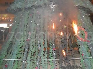 Φωτογραφία για Χανιά - Έβαλαν φωτιά στο Χριστουγεννιάτικο δέντρο στην Αγορά [photos]