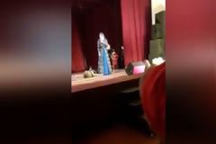 ΣΟΚΑΡΙΣΤΙΚΟ ΒΙΝΤΕΟ: Χορευτής πέθανε επί σκηνής και το κοινό τον χειροκροτούσε