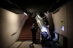 Τούρκος έπεσε με το ΙΧ του σε κυλιόμενες σκάλες!