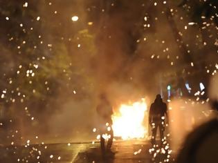 Φωτογραφία για Επέτειος Γρηγορόπουλου: Νύχτα κόλασης έζησε η Αθήνα - Ταραχές σε όλες τις μεγάλες πόλεις