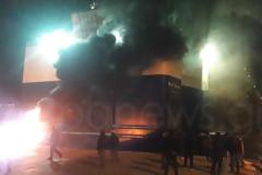 Πανικός στο λιμάνι της Σούδας - Έκαψαν λάστιχα και ανάγκασαν το πλοίο να βγει στ΄ανοιχτά [photos]