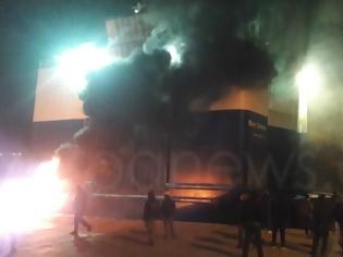 Φωτογραφία για Πανικός στο λιμάνι της Σούδας - Έκαψαν λάστιχα και ανάγκασαν το πλοίο να βγει στ΄ανοιχτά [photos]