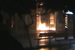 Καρέ καρέ τα επεισόδια στο κέντρο του Αγρινίου-Φθορές και ξυλοδαρμός πολίτη [photos+video]