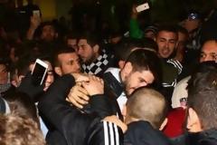 Απίστευτο. Έφαγαν έξι γκολ και αποθεώθηκαν!