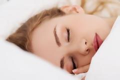 Τελικά πόσο κακό είναι να κοιμάσαι με το μακιγιάζ σου;