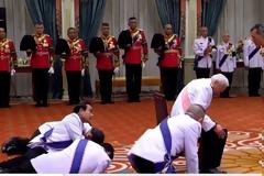 Σκηνές... πλήρους υποταγής στην ενθρόνιση του playboy βασιλιά της Ταϊλάνδης