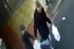 Μάθαινε την κόρη της πώς να περνά τον δρόμο και ένα φορτηγό τις σκότωσε