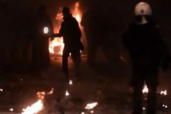 Αυτές είναι οι «εξελιγμένες» μολότοφ που έριχναν οι αντιεξουσιαστές στα ΜΑΤ