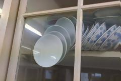 Μια γυναίκα ζήτησε από το ίντερνετ να τη βοηθήσει με ένα ντουλάπι και τα πιάτα που... πέφτουν και έγινε χαμός!