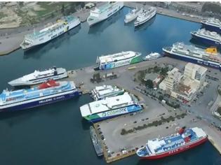 Φωτογραφία για Σπάνιο στιγμιότυπο του Πειραιά από ψηλά - Ολα τα πλοία δεμένα στο λιμάνι, λόγω απεργίας