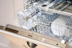 Το λάθος που κάνετε με το πλυντήριο πιάτων και βρίσκετε υπολείμματα