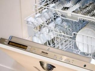 Φωτογραφία για Το λάθος που κάνετε με το πλυντήριο πιάτων και βρίσκετε υπολείμματα