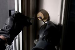 Διέρρηξε 9 επιχειρήσεις προτού συλληφθεί