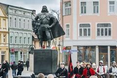 Τι θυμίζει αυτό το άγαλμα με τα πρώτα χιόνια