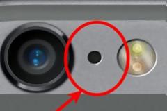 Αποκλείεται να το γνωρίζατε! Δείτε γιατί υπάρχει αυτή η τρύπα στο κινητό σας τηλέφωνο ανάμεσα στην κάμερα και στο φλας...