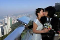 Στην Ιαπωνία οι νέοι δεν βρίσκουν συντρόφους και παντρεύονται τους... κολλητούς τους!.