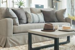 Διακοσμήστε τον βαρετό καναπέ σας σε 5 κινήσεις