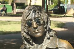 Κούβα: Η 72χρονη... φύλακας των γυαλιών του Τζον Λένον! [photo]