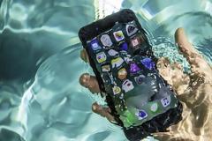 Το iphone 7 διαθέτει μηχανισμό όπως και το Apple Watch για να αποβάλει το νερό