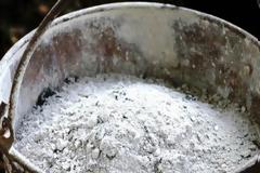 Μην πετάτε τη ΣΤΑΧΤΗ από τα τζάκια σας - ΔΕΙΤΕ τις ιδιότητες και τι χρήσεις της στάχτης...