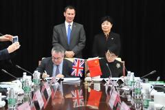 Στον Ηλία Μόσιαλο “ποντάρει” η κινεζική κυβέρνηση