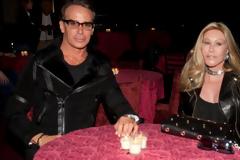 Μαχαίρωσε με ψαλίδι τον σύντροφό της και τον έλουσε με κερί!