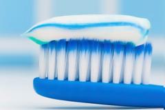 Πώς να απομακρύνετε εύκολα τον λεκέ από οδοντόκρεμα