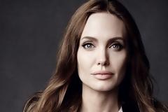 Ο φακός απαθανάτισε την πρώτη δημόσια έξοδο της Angelina Jolie μετά το χωρισμό