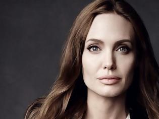 Φωτογραφία για Ο φακός απαθανάτισε την πρώτη δημόσια έξοδο της Angelina Jolie μετά το χωρισμό